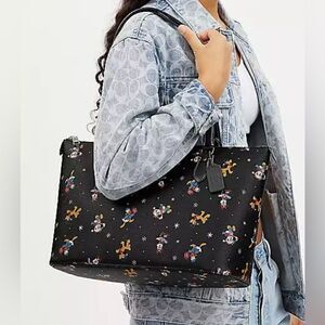 🔥NWT! Coach Disney X Gallery Tote With Holiday Print Msrp:$398.00